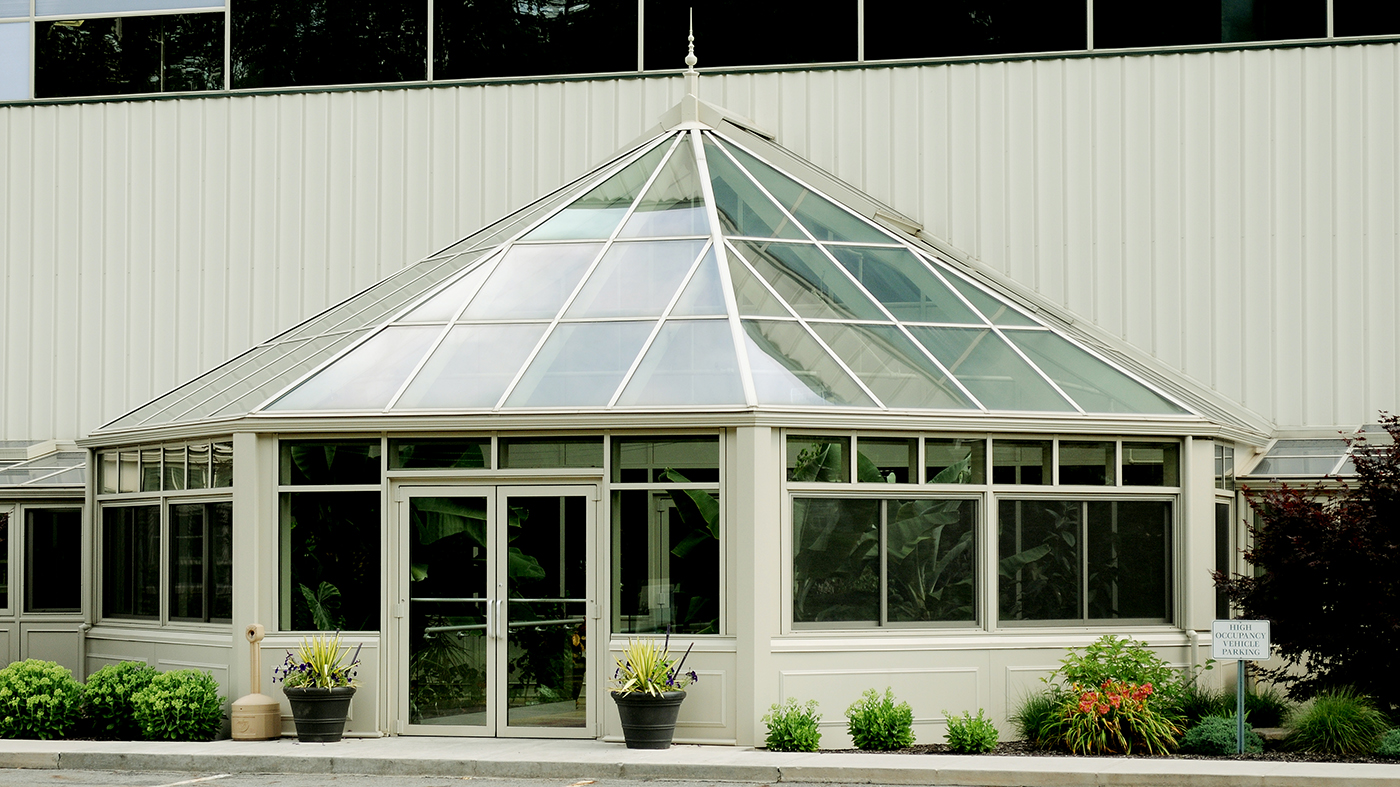 Bullnose end straight eave lean-to greenhouse