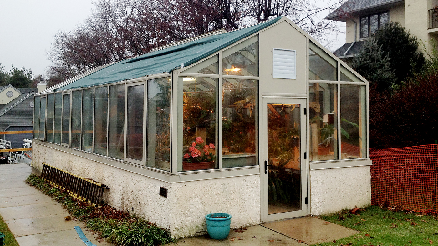 Straight eave double pitch greenhouse with eternal shades