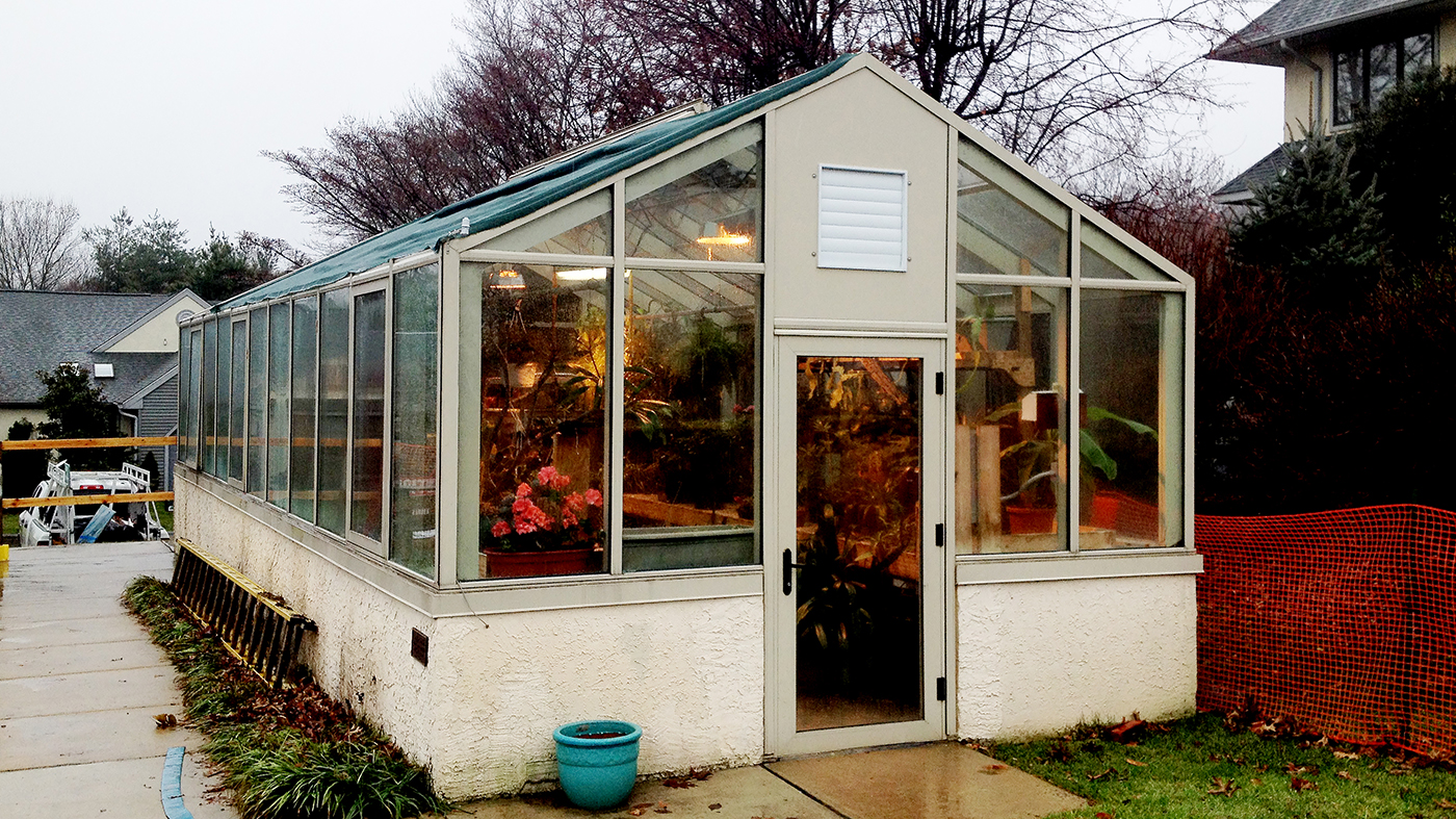 Straight eave double pitch greenhouse with eternal shades