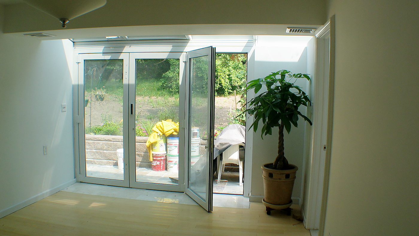 Folding glass wall with double door midwall configuration