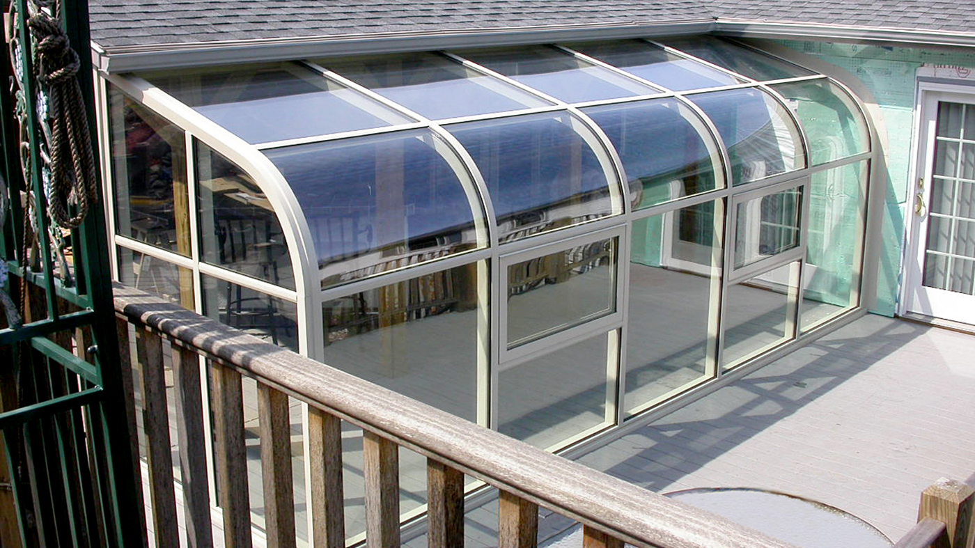 Curved eave lean-to sunroom