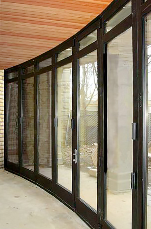 Segmented radius bifold doors