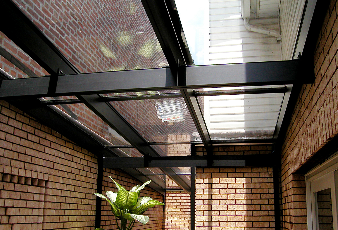 Straight eave lean-to sunroom with integrated bifold doors
