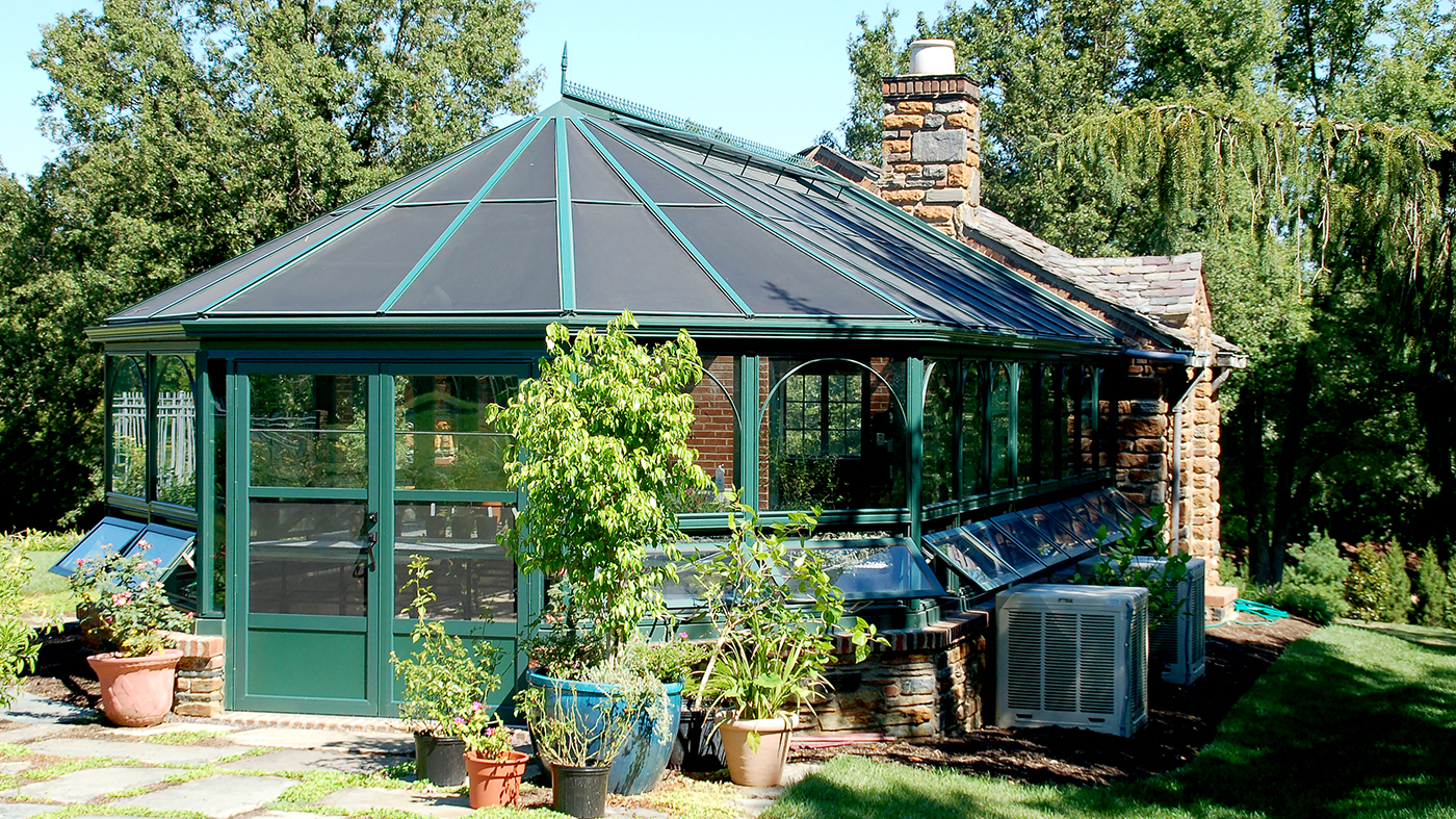 Straight eave double pitch bullnose end greenhouse