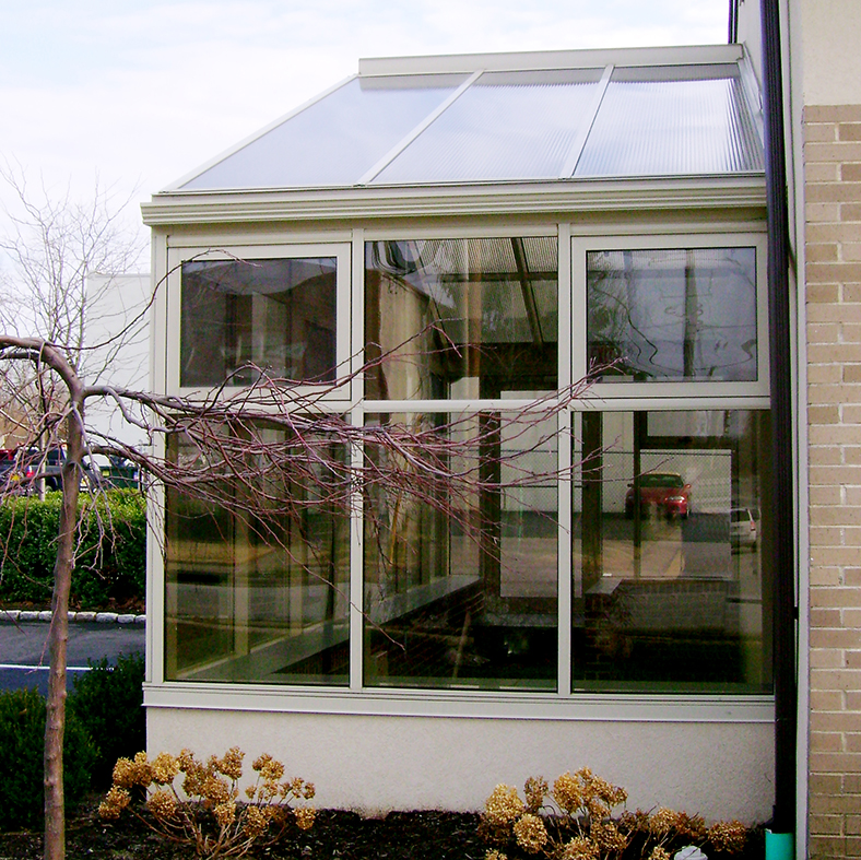 Sunroom protective entryway glazed on the roof with one inch five-wall polycarbonate