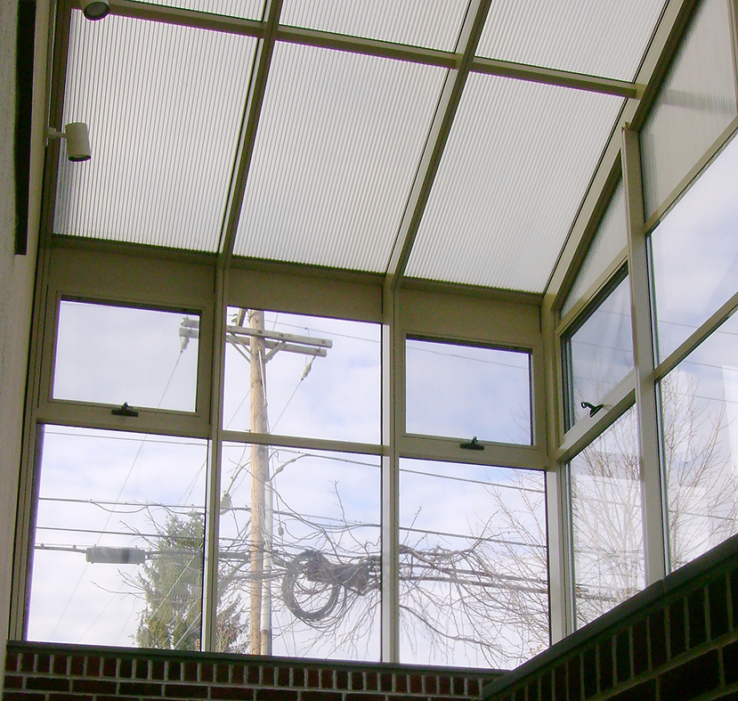 Sunroom protective entryway glazed on the roof with one inch five-wall polycarbonate