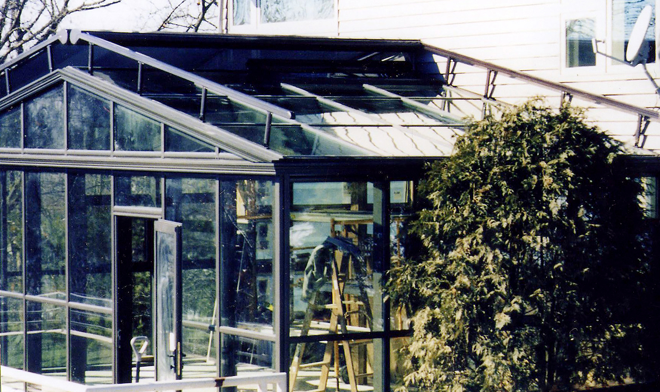Straight eave double pitch greenhouse with external retractable shades