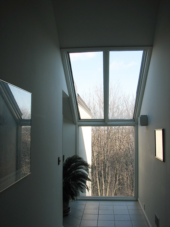 Cornerless windows, part of six vertical wall units