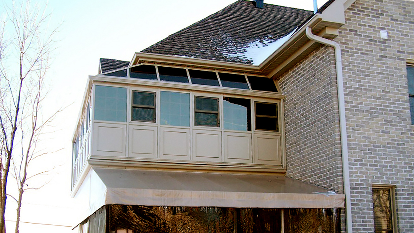 Straight eave lean-to corner sunroom with double-hung windows