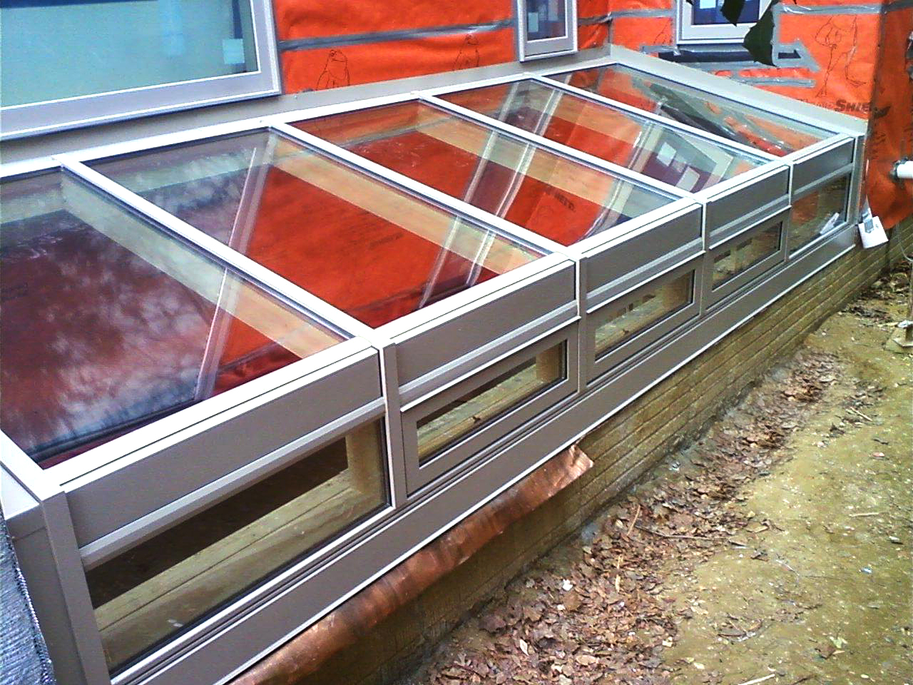 Straight eave lean-to skylight with transom