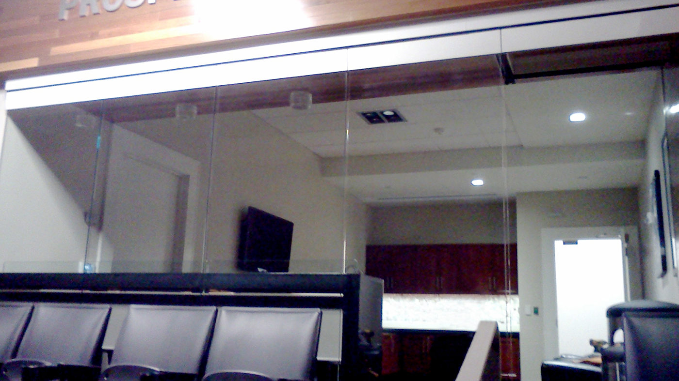 Interior 5-Panel Clear Wall System with Clear Monolithic Glazing