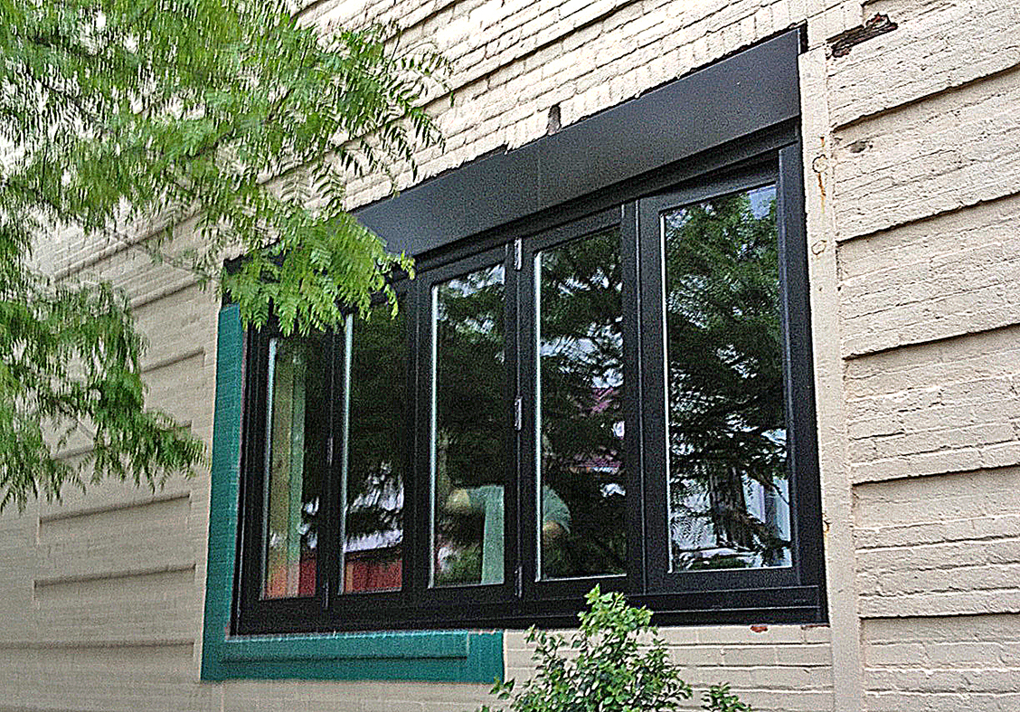 Bifold windows/folding glass windows.