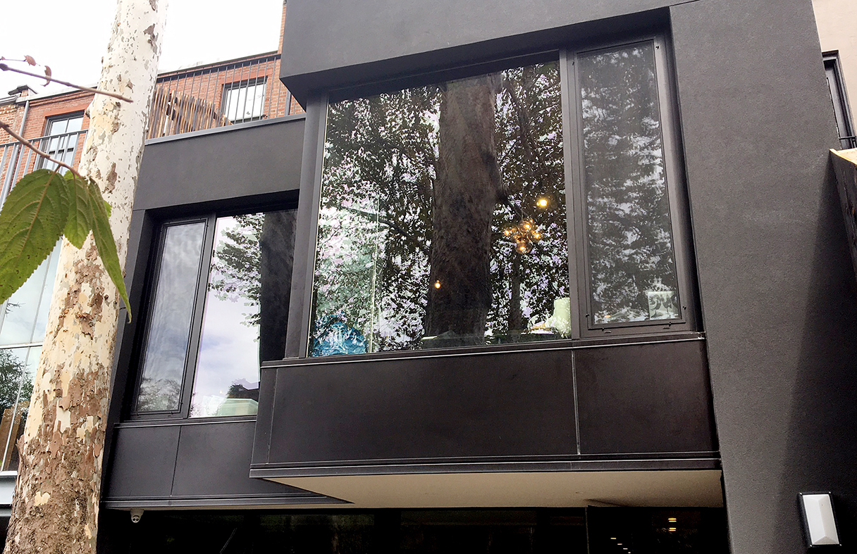 Aluminum curtain walls with tilt turn windows and a terrace door integrated, as well as a garden window.