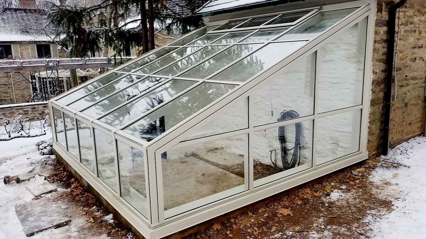 Straight eave lean-to greenhouse 