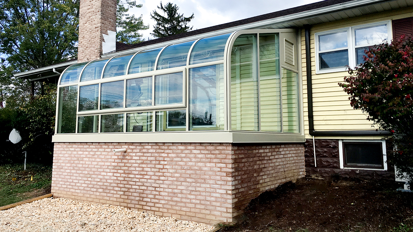 Curved eave lean-to sunroom 