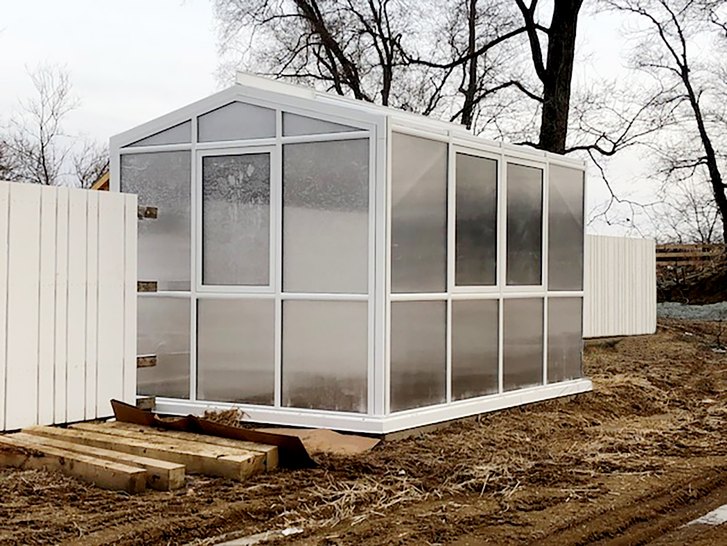 Straight eave double pitch greenhouse 