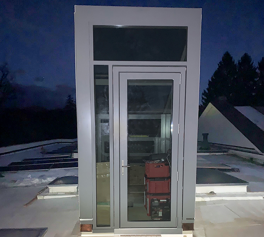 Fixed skylight entryway with a terrace door