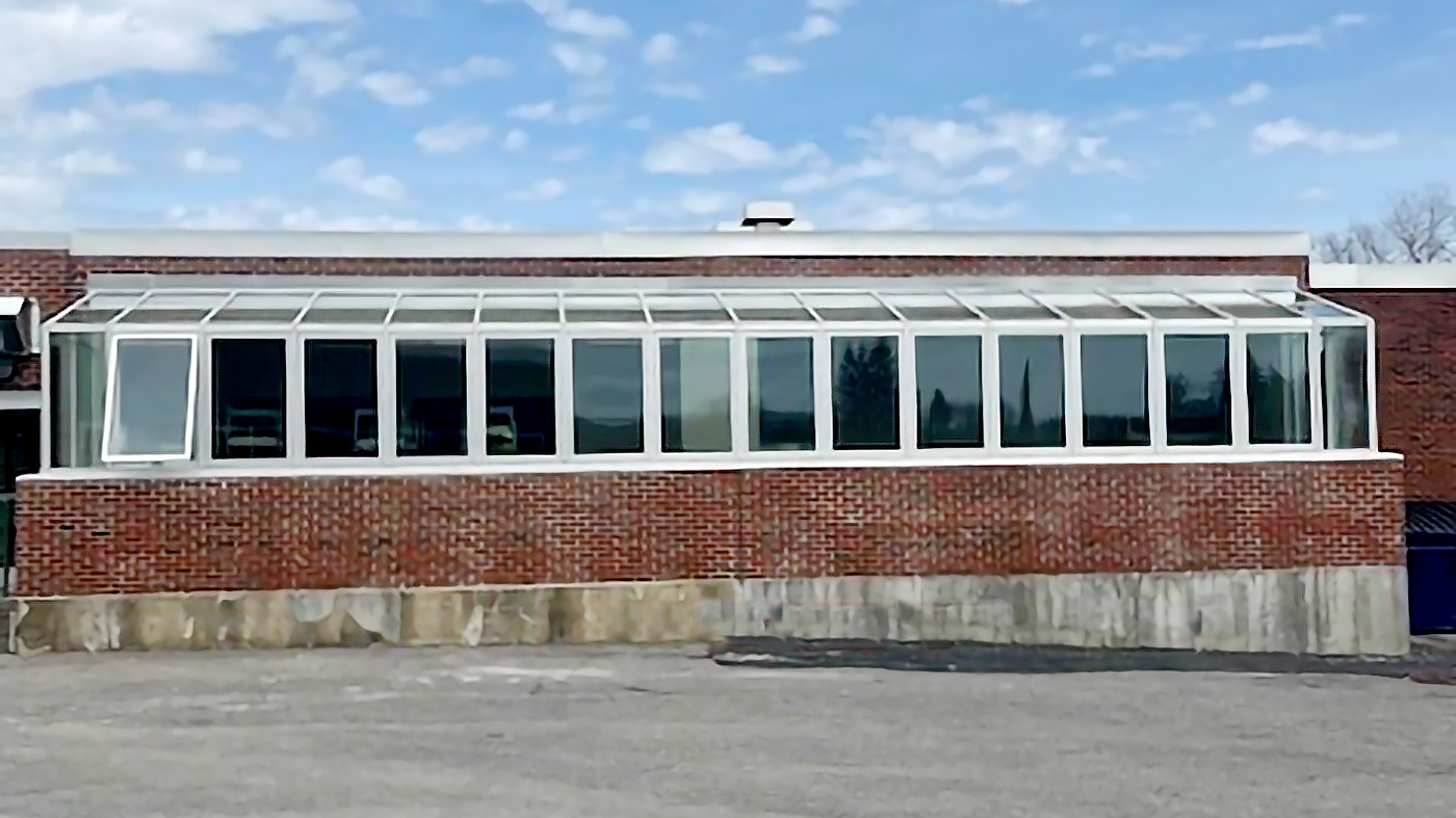 Straight eave lean-to greenhouse with 14 awning windows
