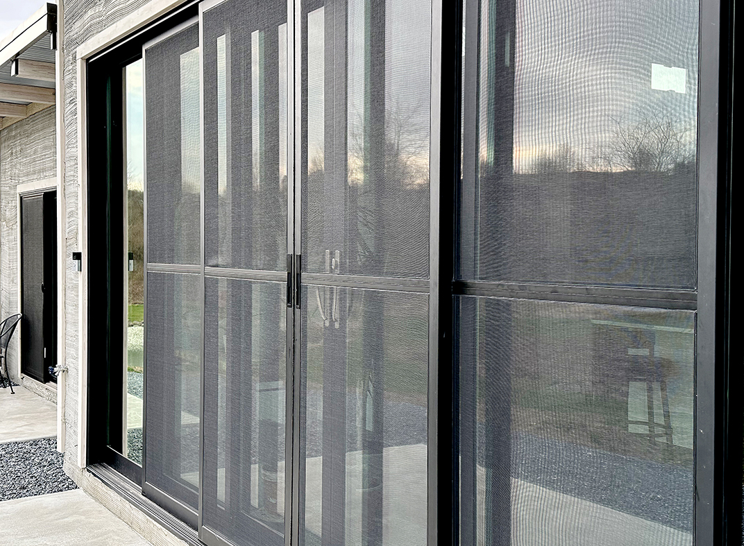 One six-panel (OXXXXO configuration) G2 multi-track sliding glass door unit with high-wind interlocks and an integrated four-panel sliding screen system.