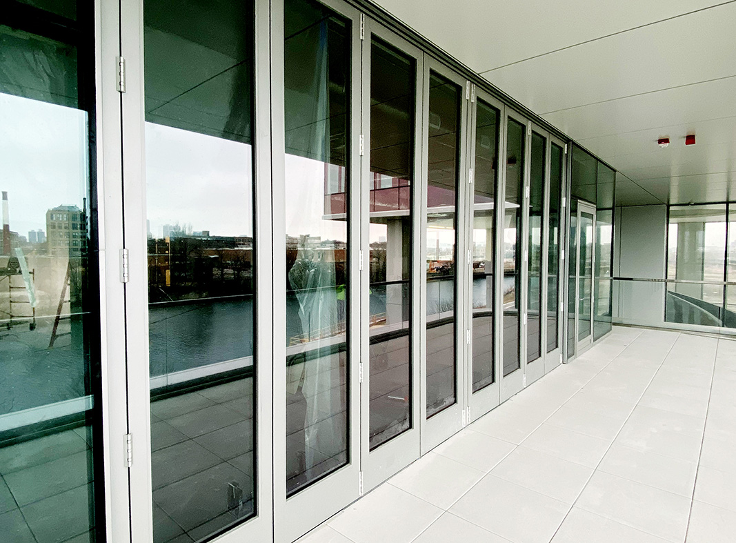 One eight-panel G3 outfold split-wall bifold door with a floating jamb and door adapter.