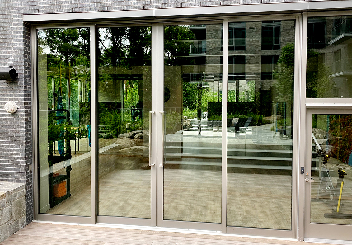 One four-panel (OXXO configuration) G3 multi-track sliding glass door unit with GeoMetek pull handles.