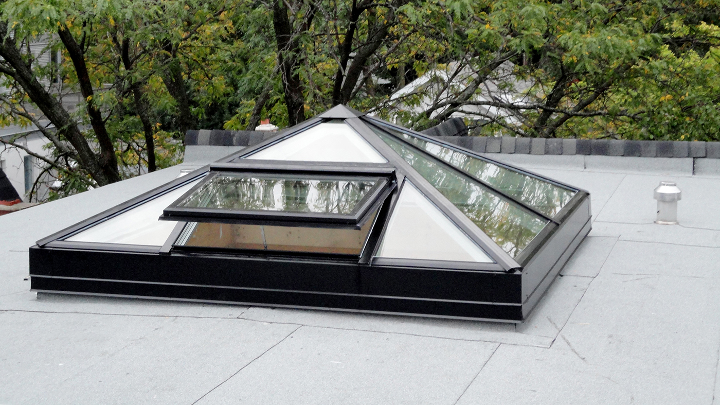Pyramid skylight with operable vent