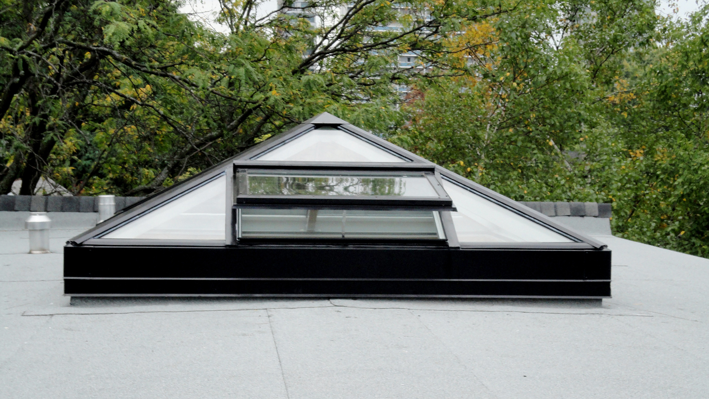 Pyramid skylight with operable vent